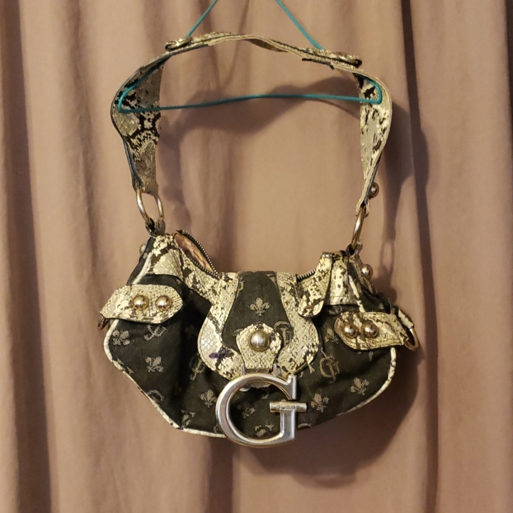 Guess adorable little purse snakeskin/fleur de l